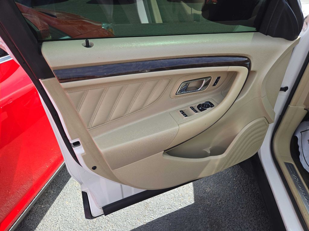 2017 Ford Taurus Image 10