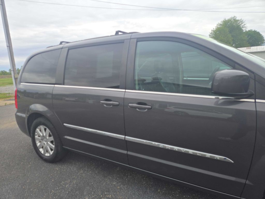 2015 Chrysler Town & Country Image 2