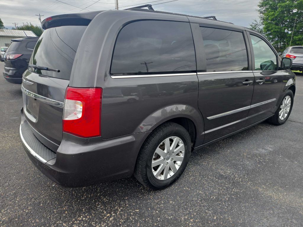 2015 Chrysler Town & Country Image 3