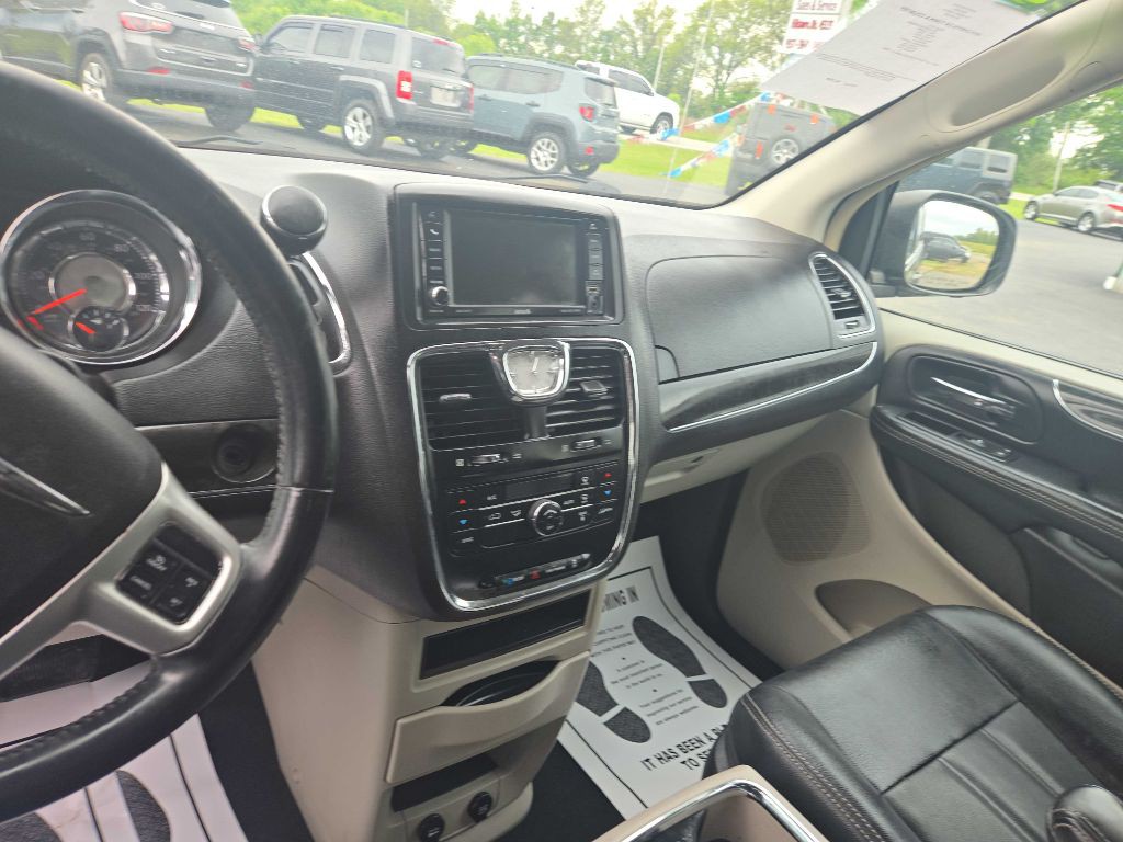 2015 Chrysler Town & Country Image 9