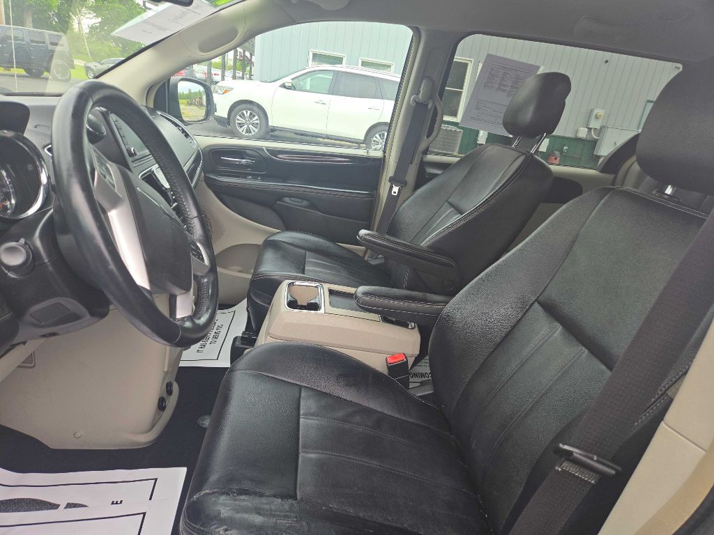 2015 Chrysler Town & Country Image 10