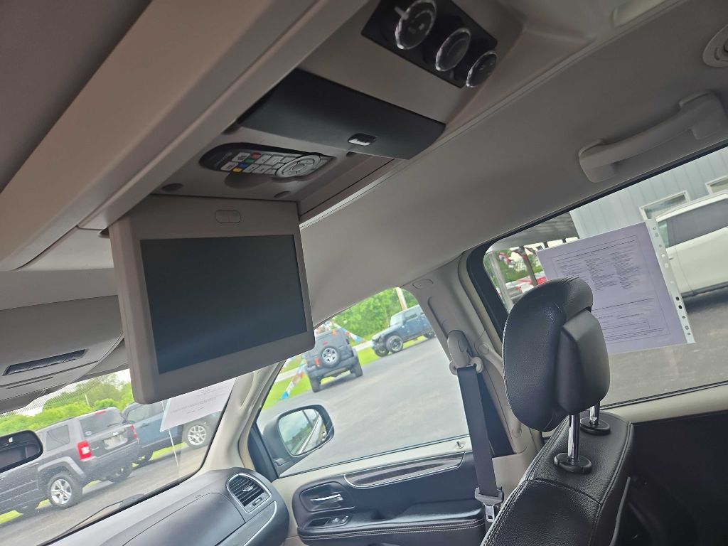 2015 Chrysler Town & Country Image 13