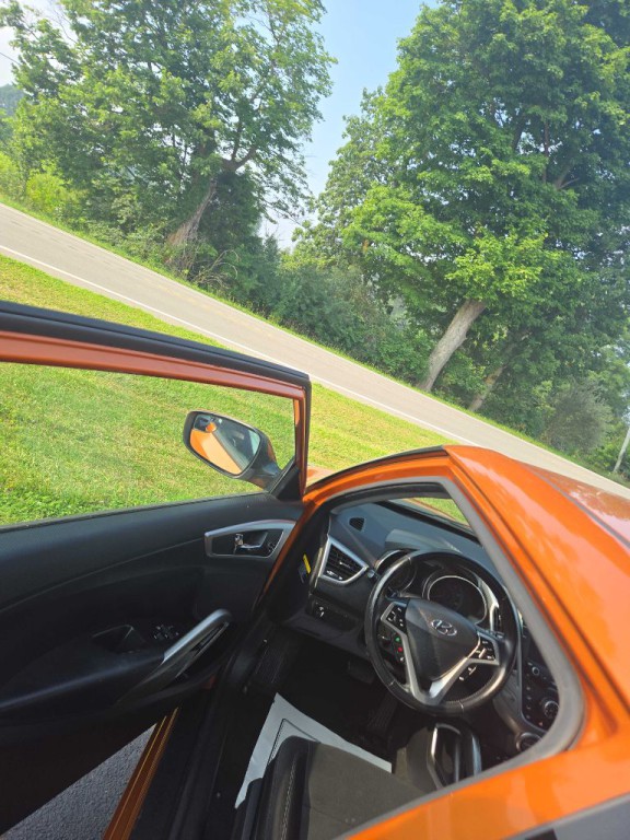 2017 Hyundai Veloster Image 11