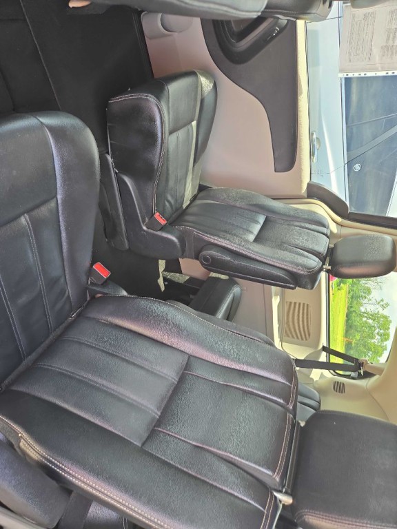 2014 Chrysler Town & Country Image 9