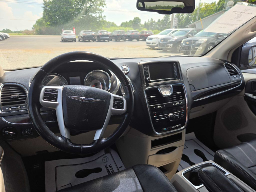 2014 Chrysler Town & Country Image 10