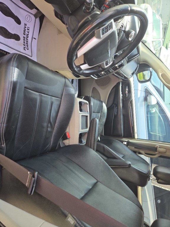 2014 Chrysler Town & Country Image 11