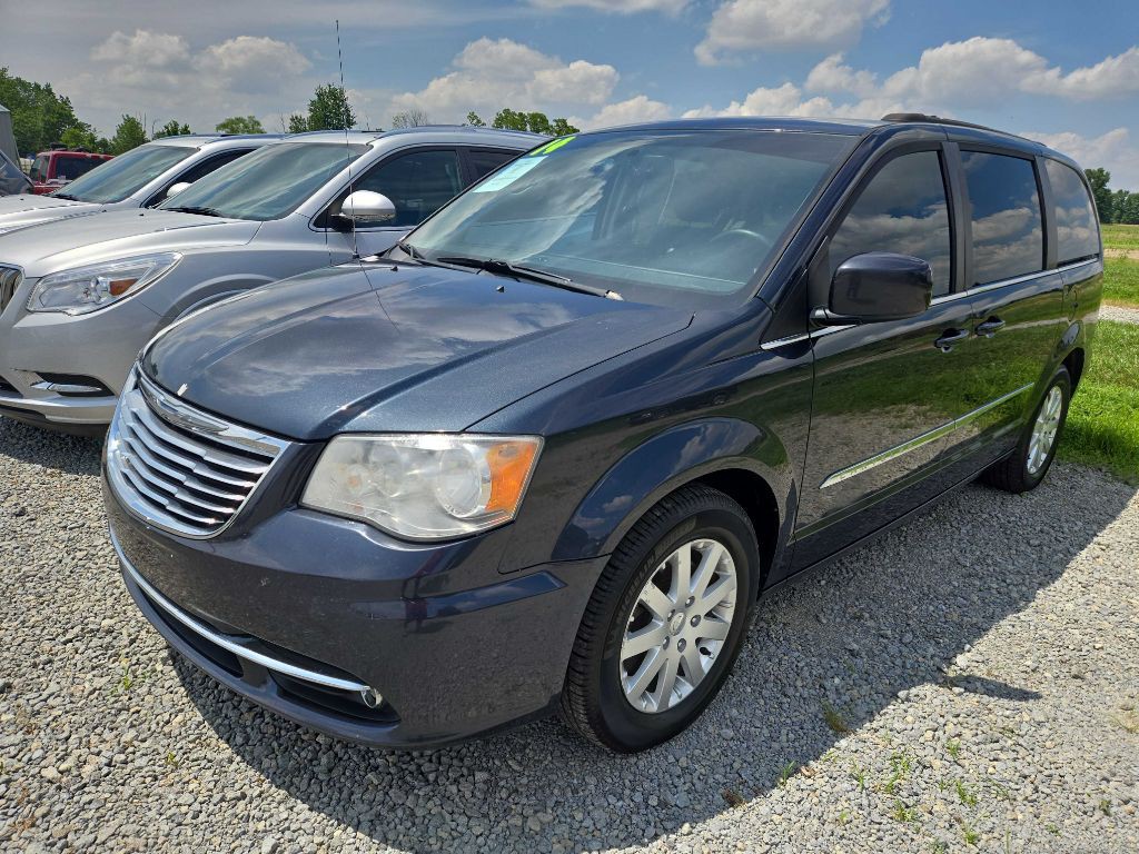 2014 Chrysler Town & Country Image 1