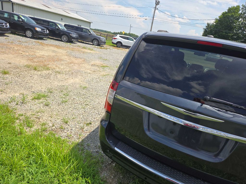 2014 Chrysler Town & Country Image 2