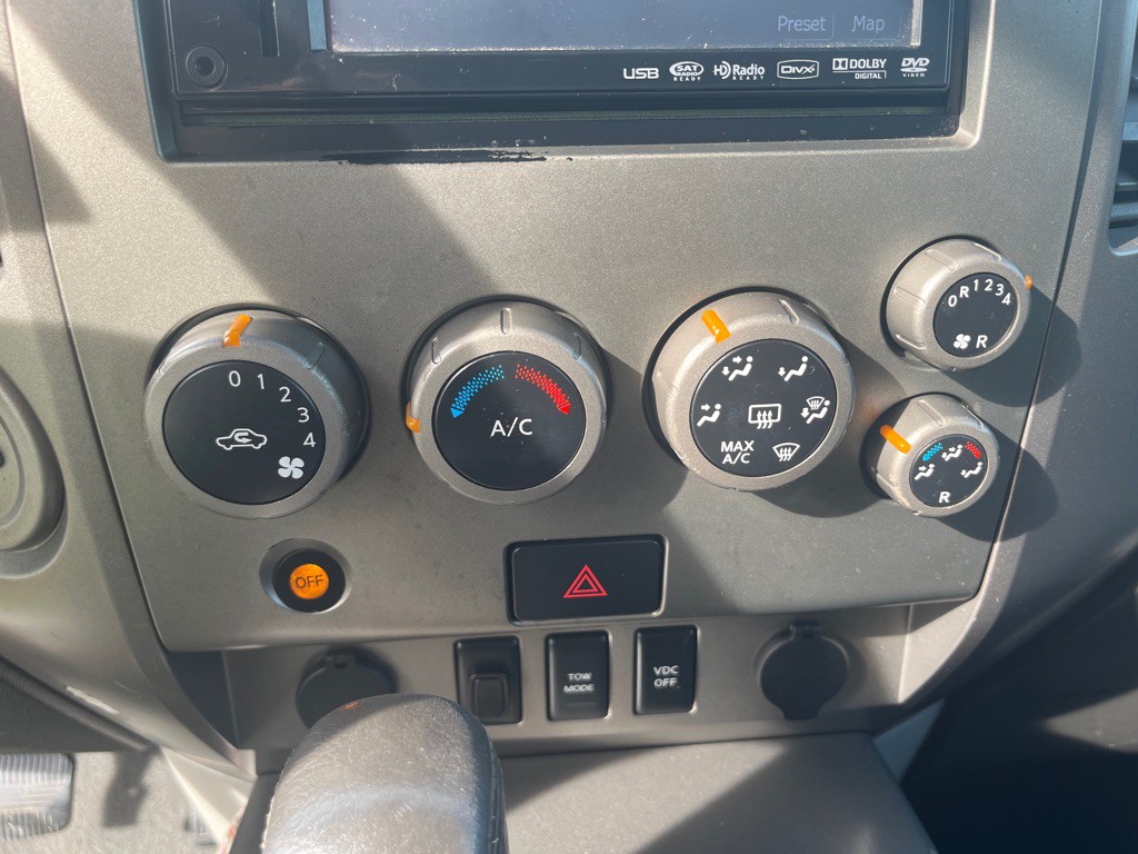 2004 Nissan Armada Image 10