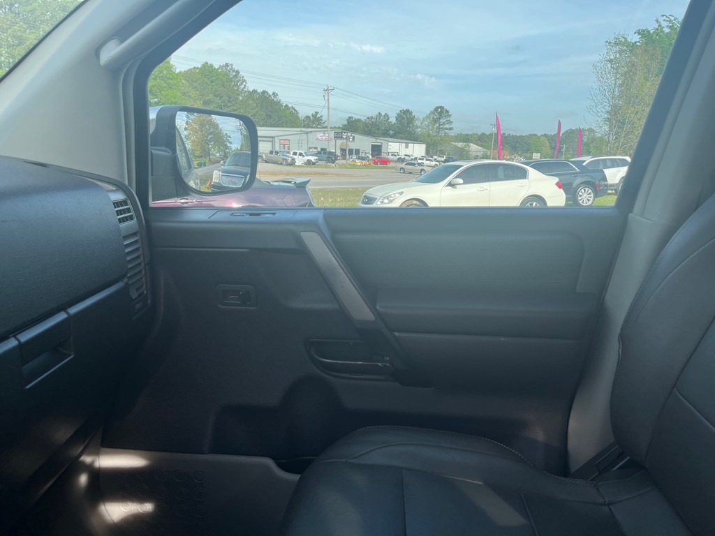 2004 Nissan Armada Image 13