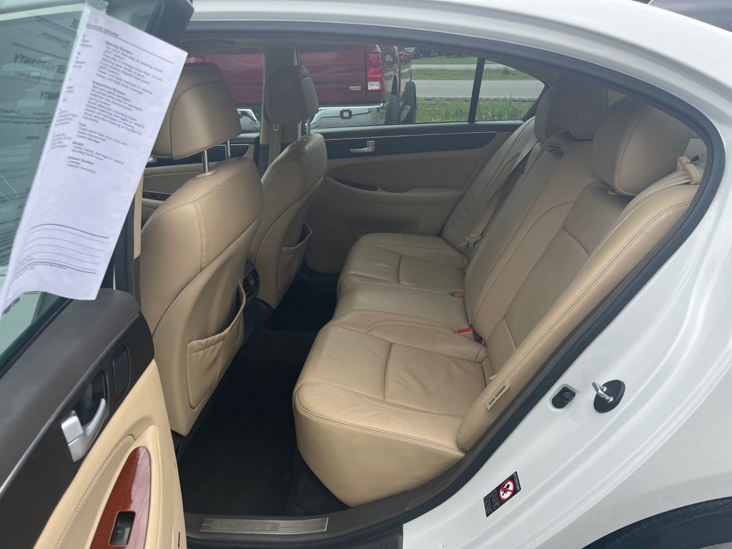 2013 Hyundai Genesis Image 5