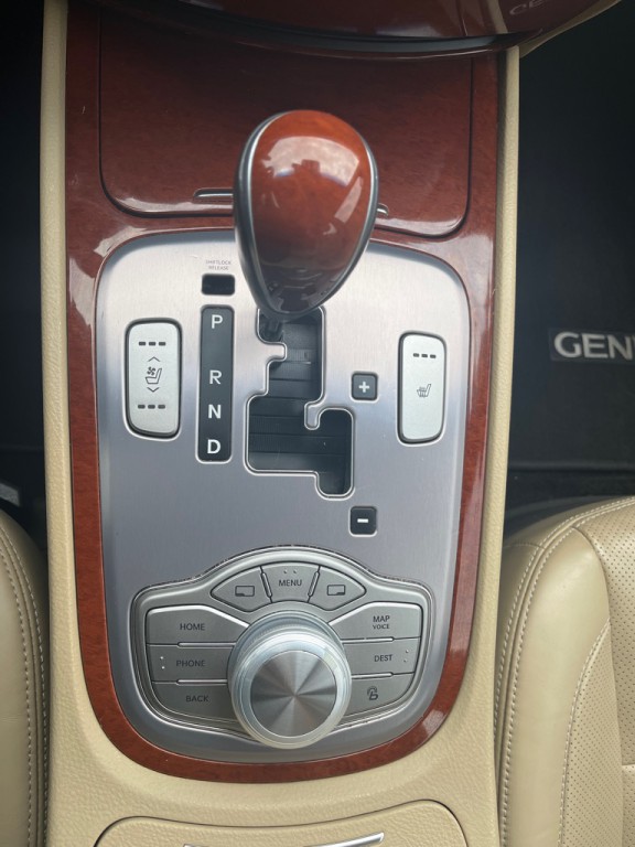 2013 Hyundai Genesis Image 11