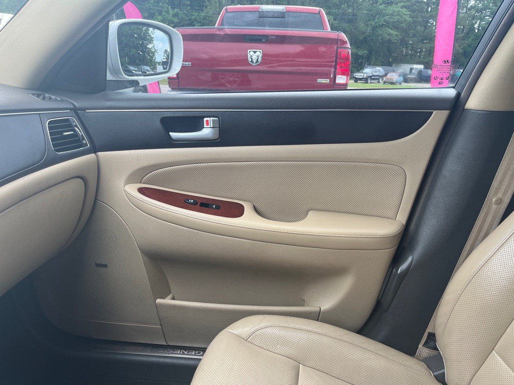 2013 Hyundai Genesis Image 12