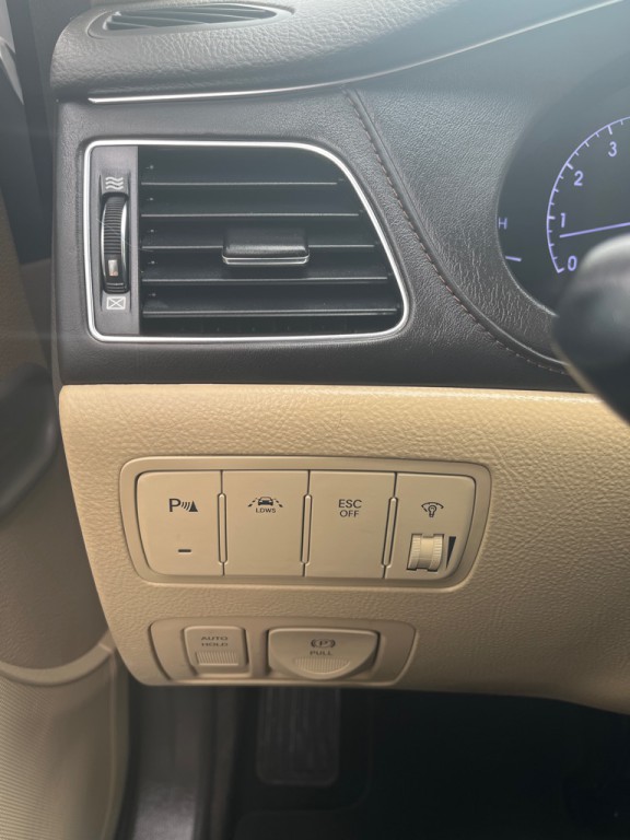 2013 Hyundai Genesis Image 16