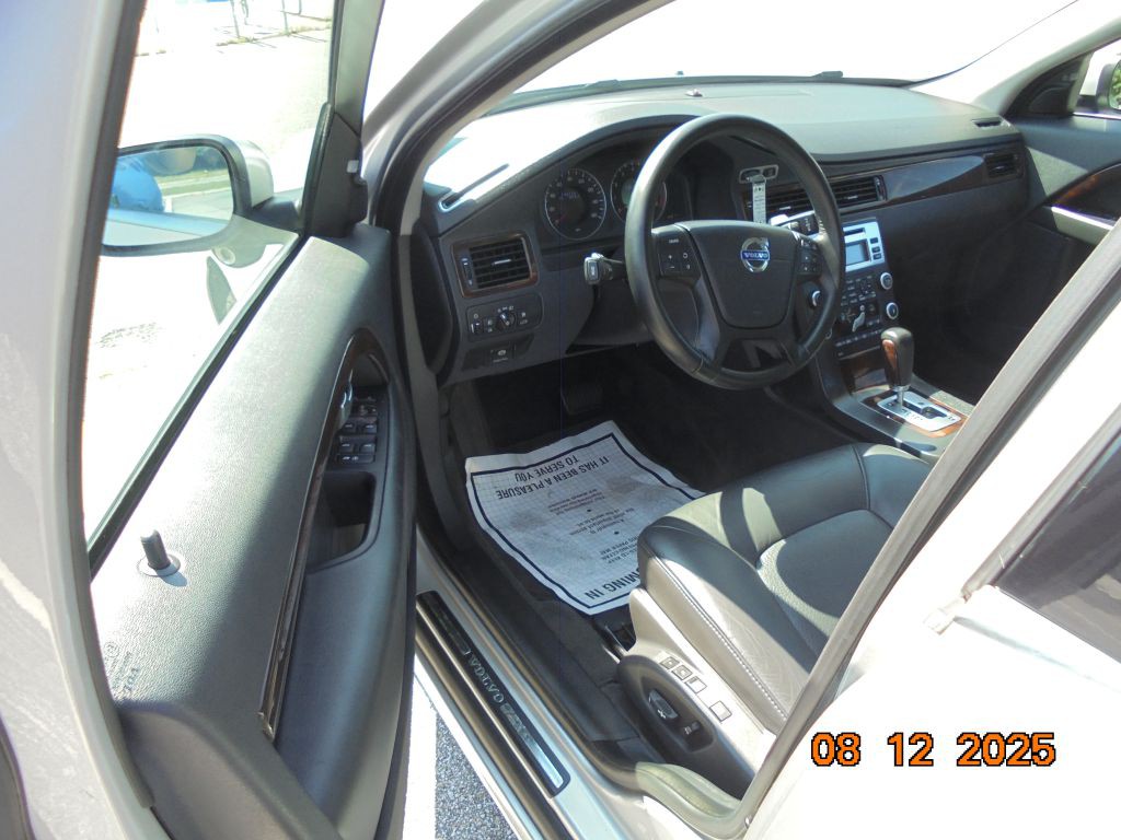 2010 Volvo V70 Image 9