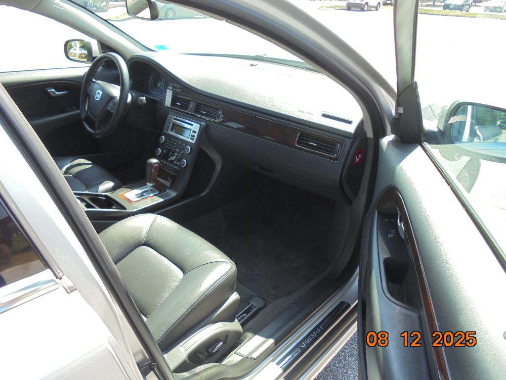 2010 Volvo V70 Image 12
