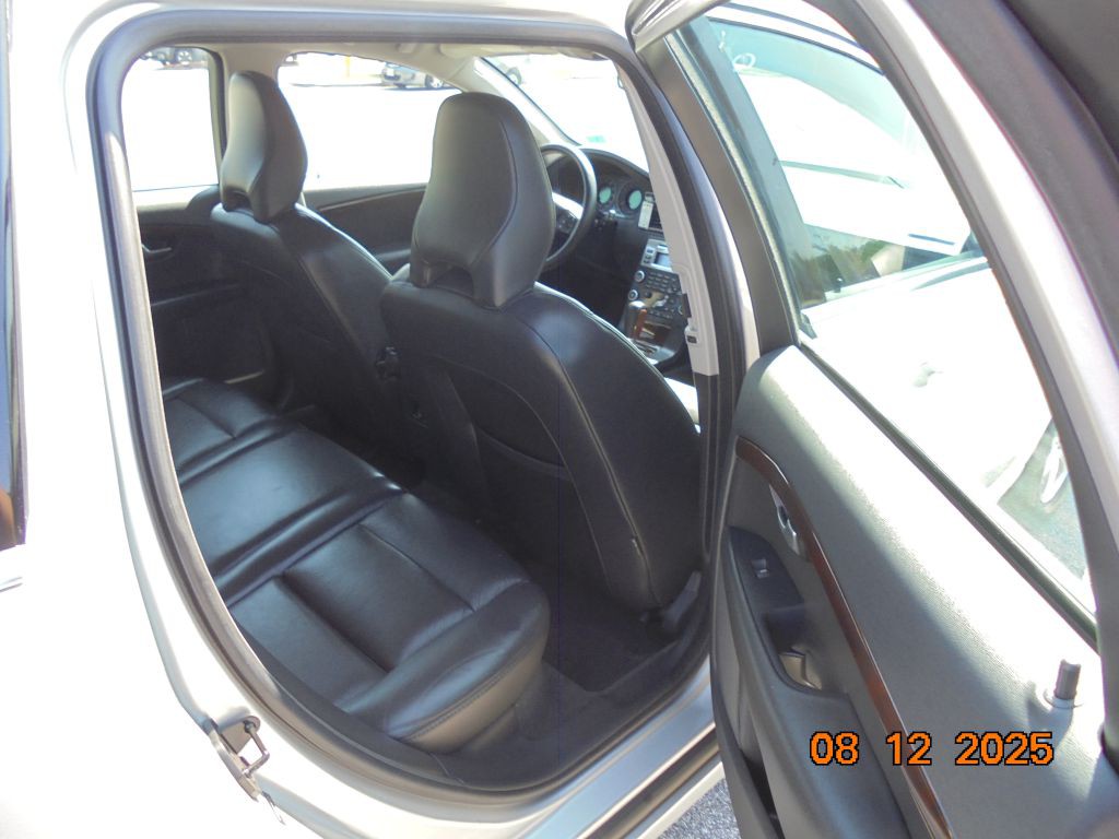 2010 Volvo V70 Image 13
