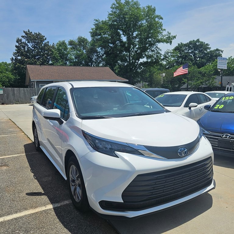 2024 Toyota Sienna Image 2