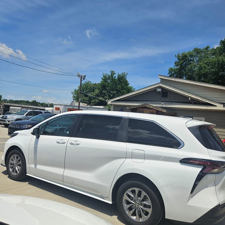 2024 Toyota Sienna Image 3
