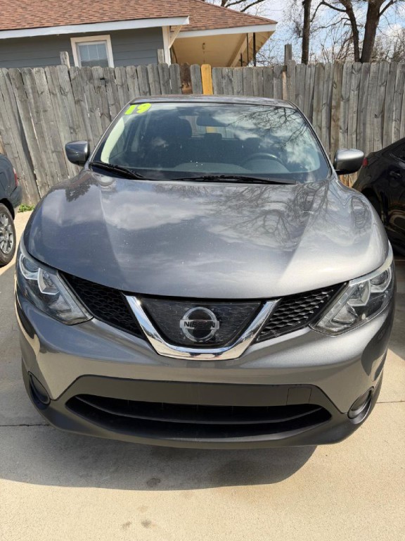 2019 Nissan Rogue Image 1
