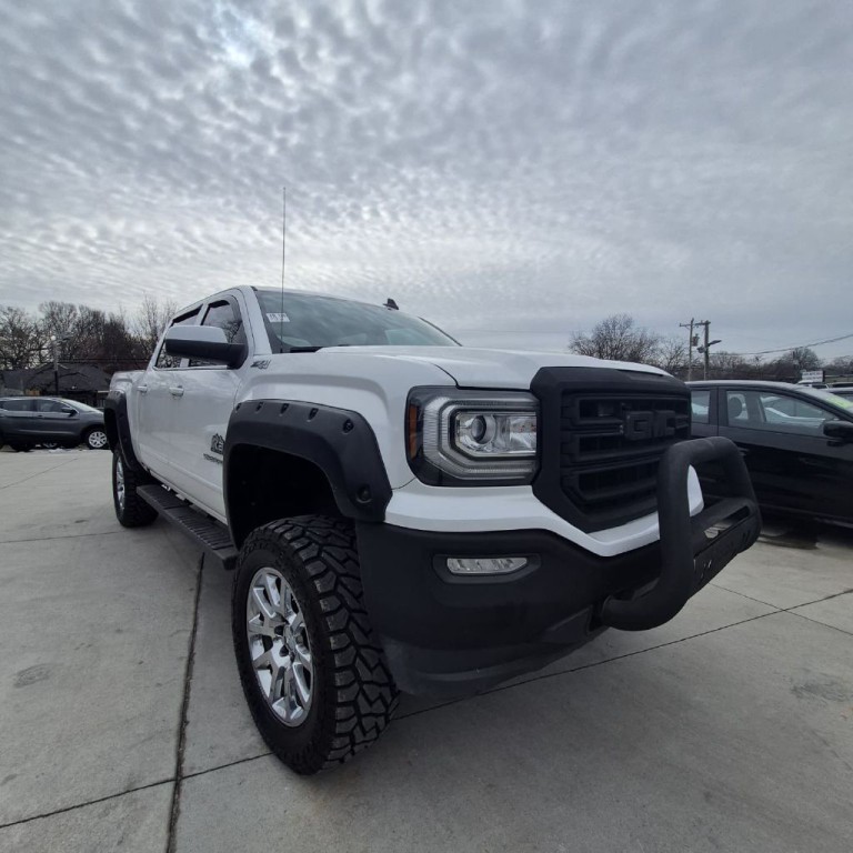 2017 GMC Sierra Image 2