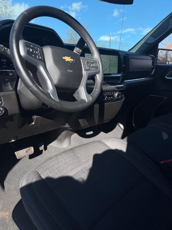 2025 Chevrolet Silverado 1500 Image 2