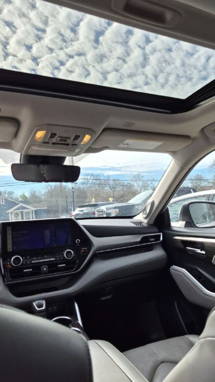 2023 Toyota Highlander Image 2