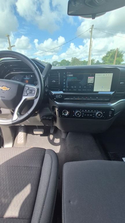 2023 Chevrolet Silverado 1500 Image 2
