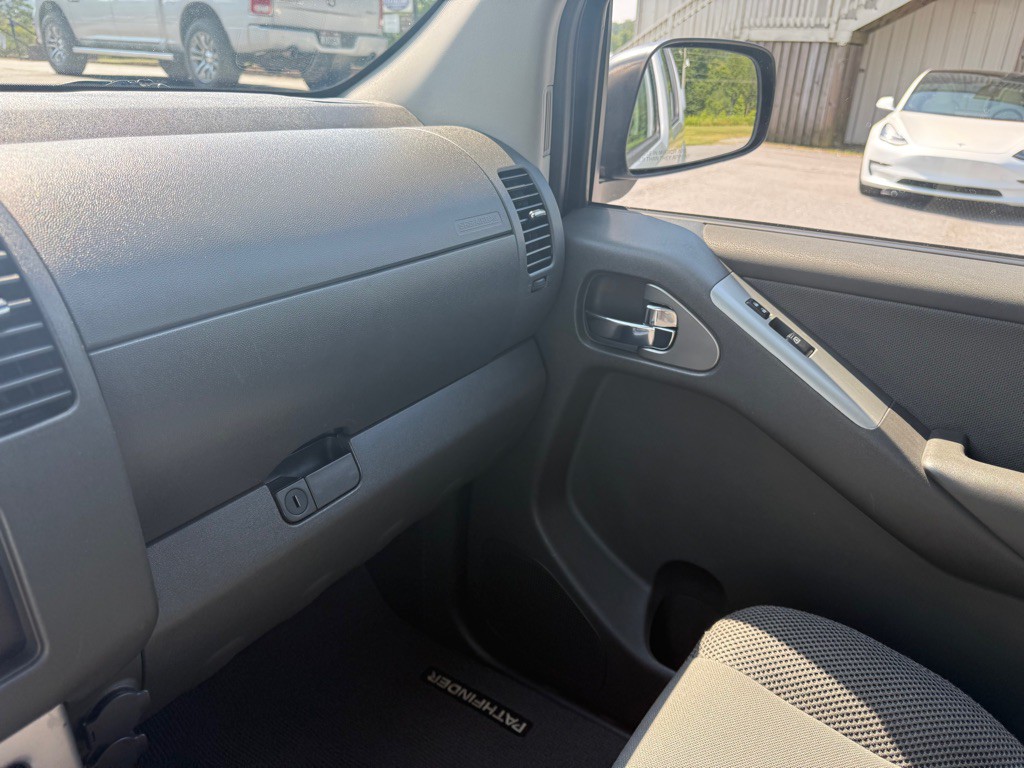 2012 Nissan Pathfinder Image 16