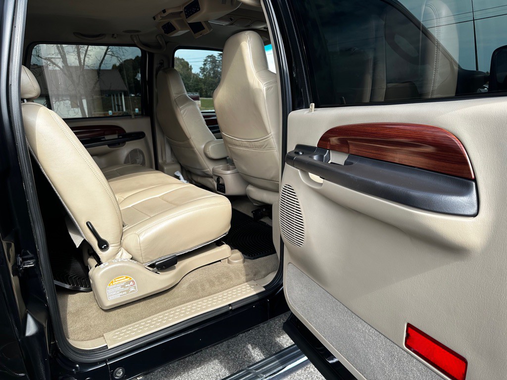 2005 Ford Excursion Image 14