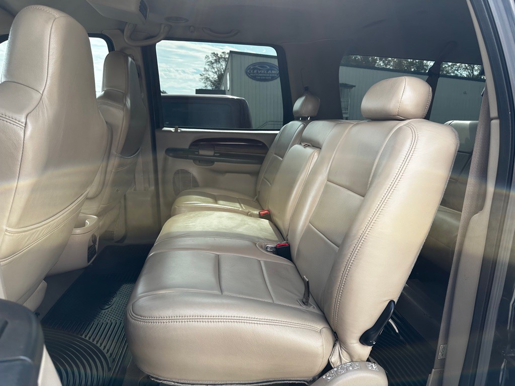 2005 Ford Excursion Image 16