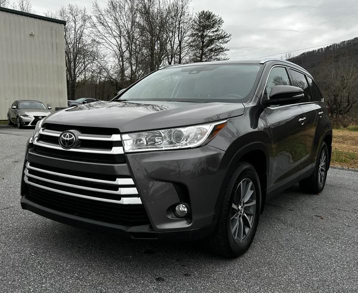 2019 Toyota Highlander Image 1