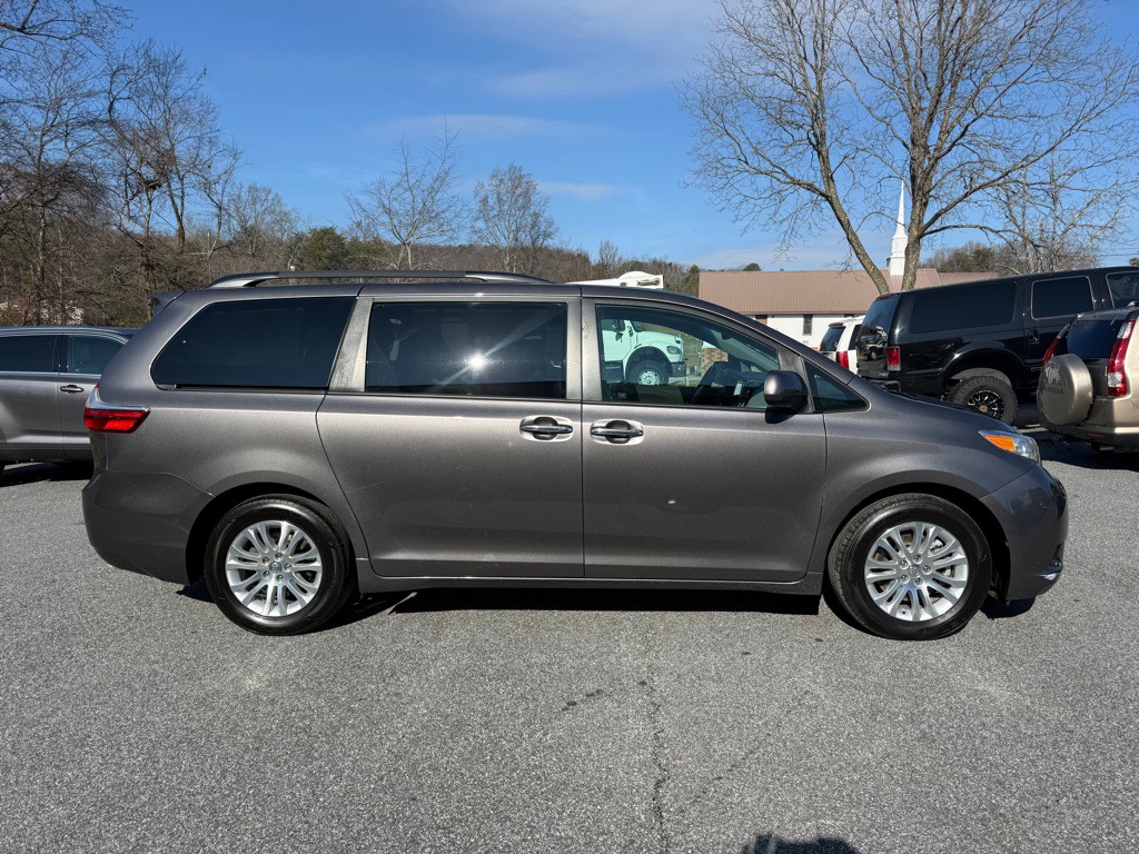 2016 Toyota Sienna Image 2