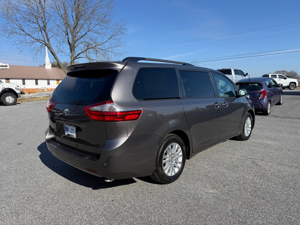 2016 Toyota Sienna Image 3
