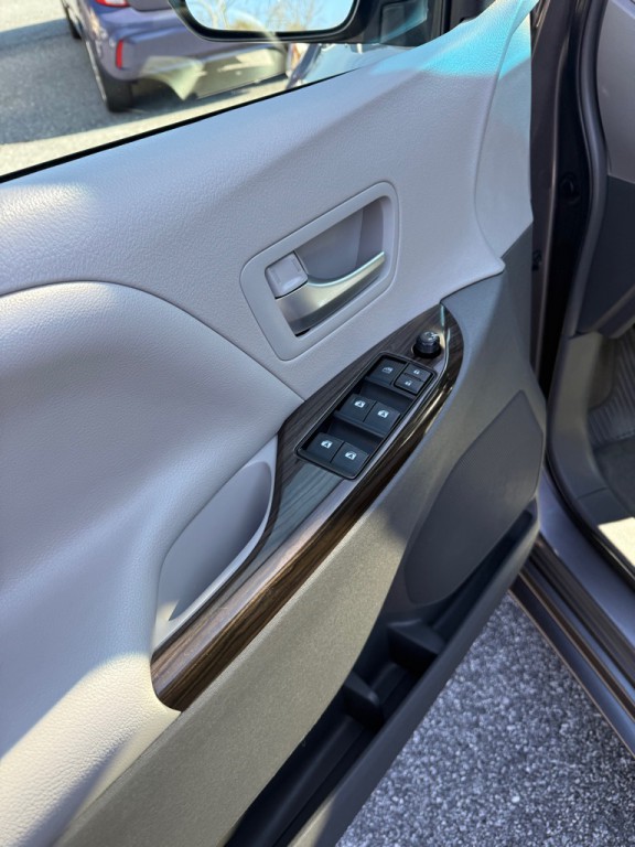 2016 Toyota Sienna Image 9