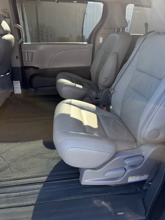 2016 Toyota Sienna Image 11