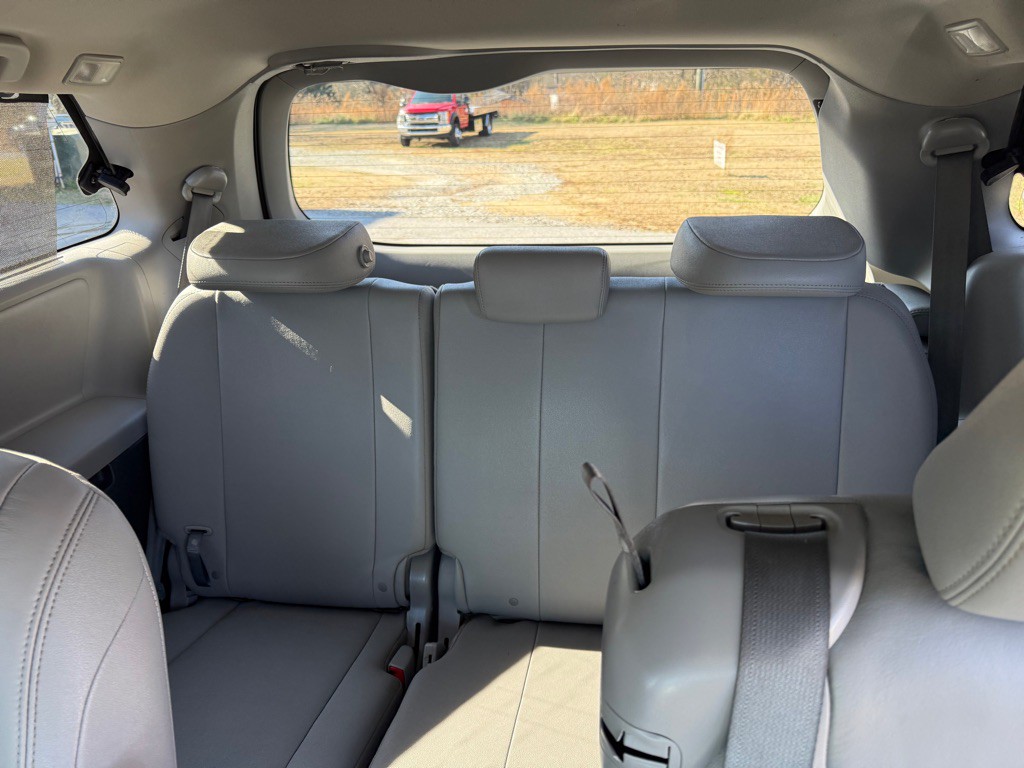 2016 Toyota Sienna Image 12