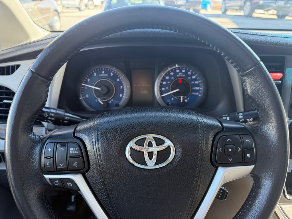 2016 Toyota Sienna Image 14