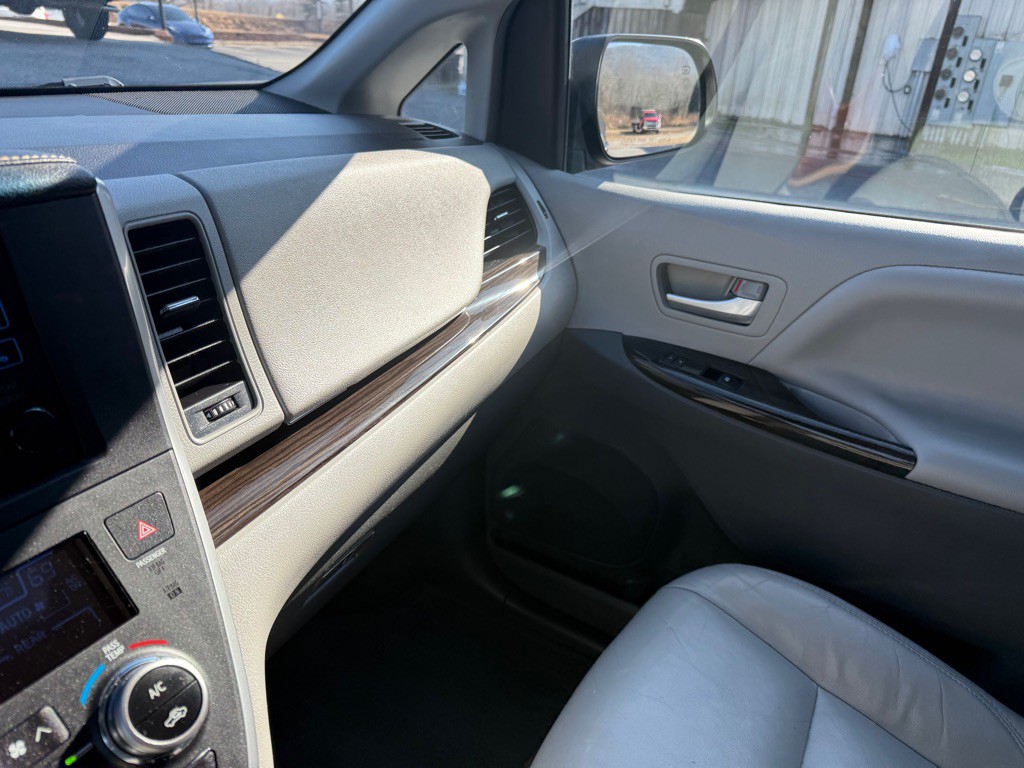 2016 Toyota Sienna Image 16