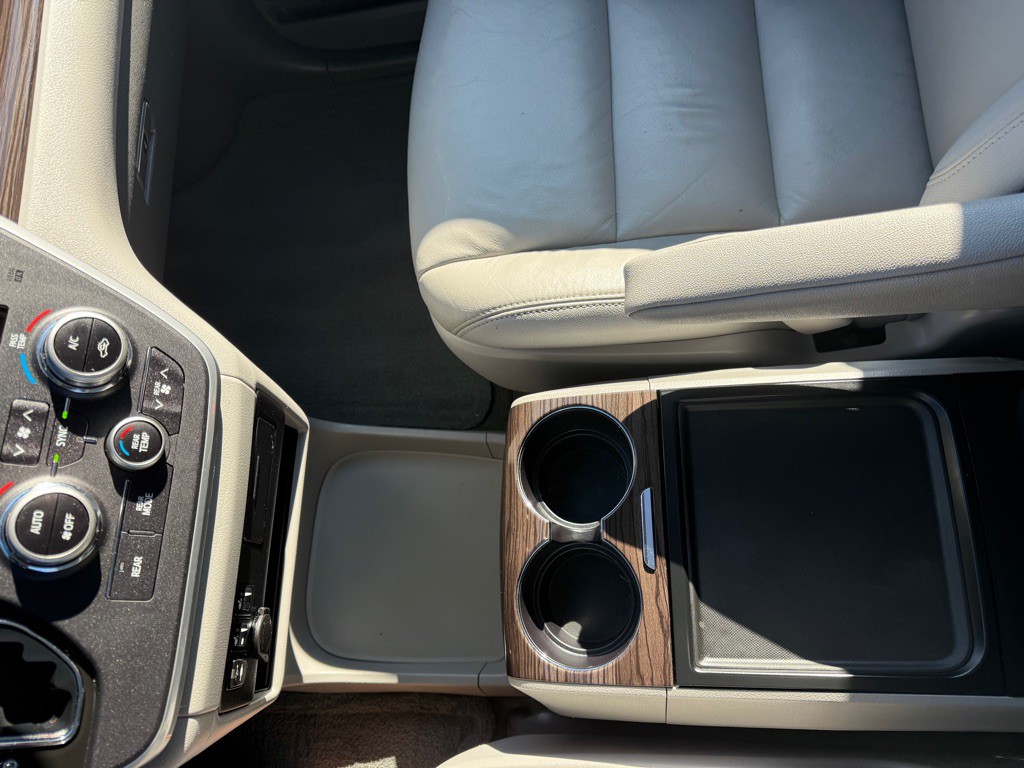 2016 Toyota Sienna Image 17