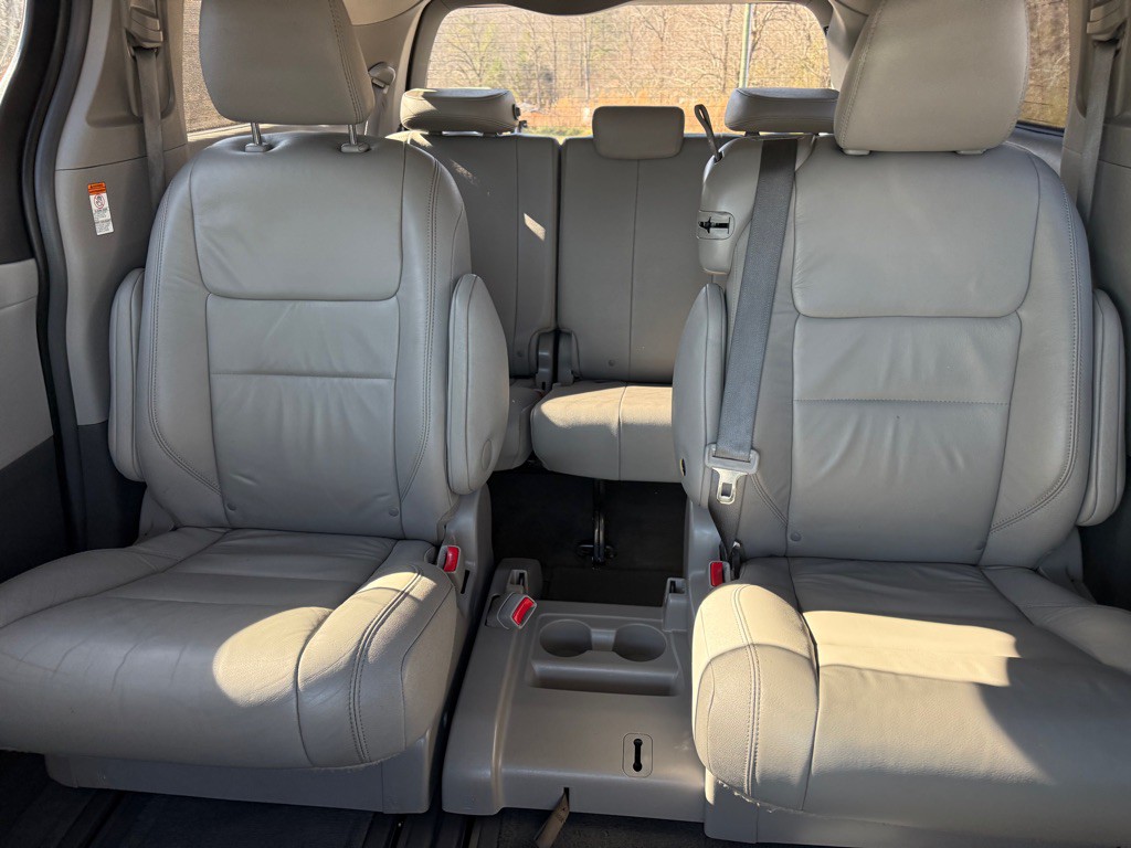 2016 Toyota Sienna Image 18