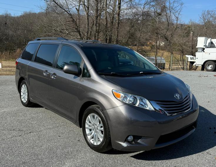 2016 Toyota Sienna Image 1