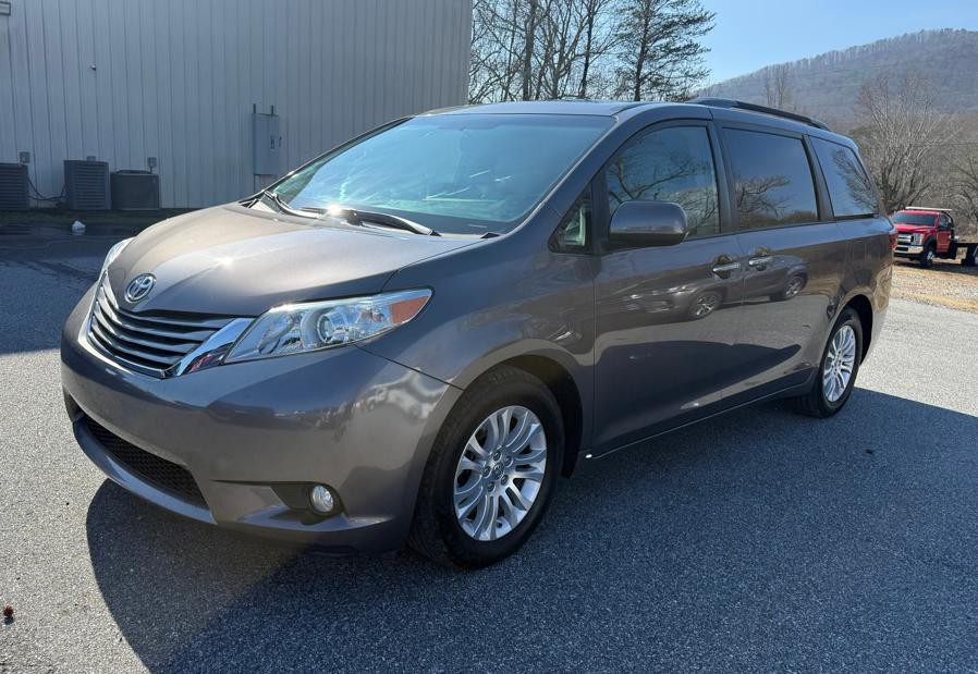 2016 Toyota Sienna Image 6