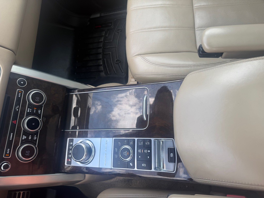 2014 Land Rover Range Rover Image 17