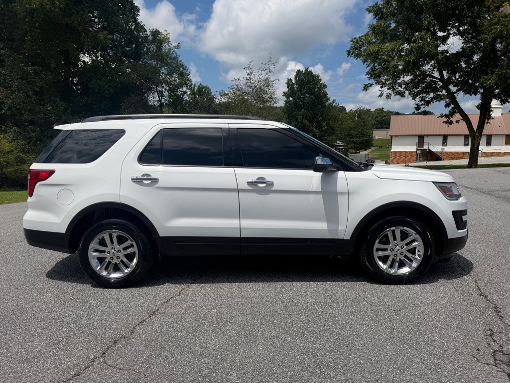 2017 Ford Explorer Image 2