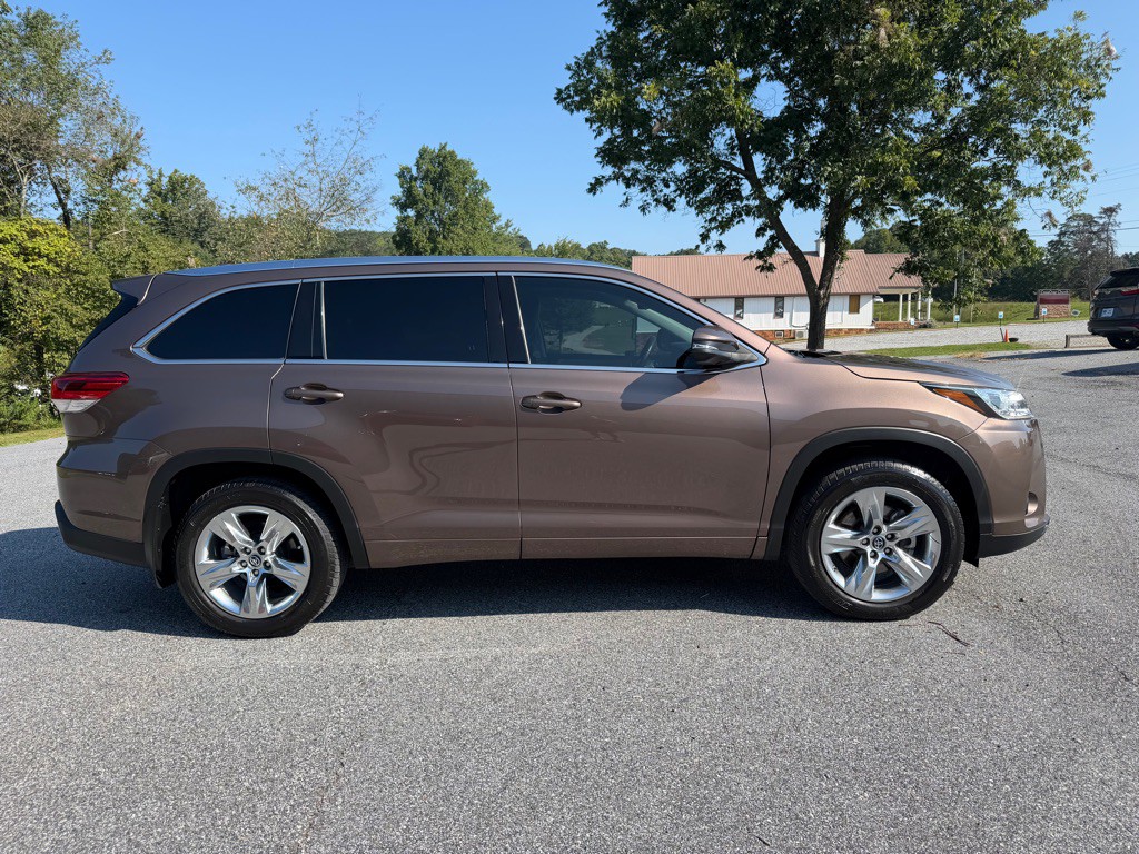 2018 Toyota Highlander Image 2