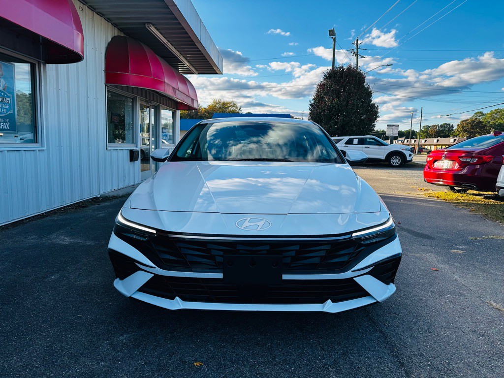 2025 Hyundai Elantra Image 2