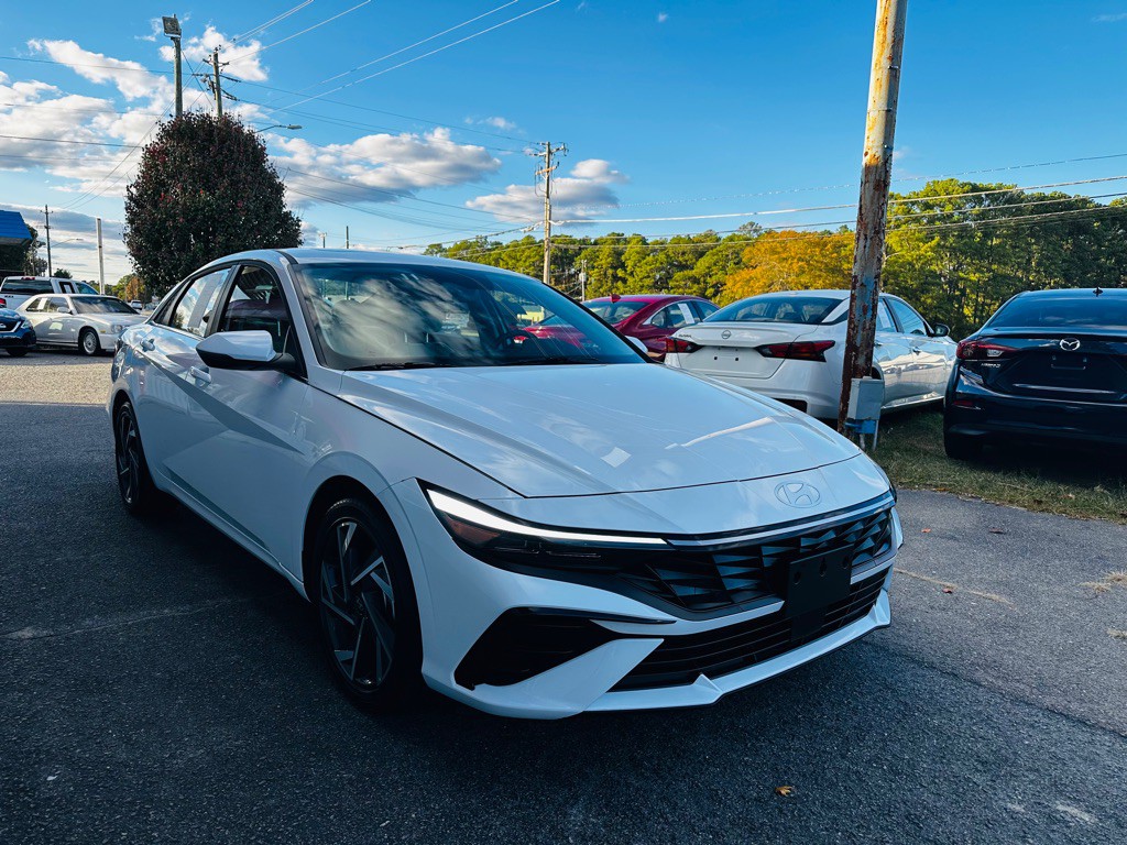 2025 Hyundai Elantra Image 3