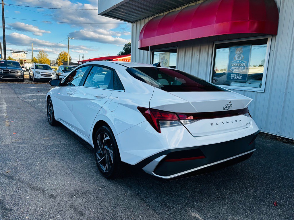 2025 Hyundai Elantra Image 4
