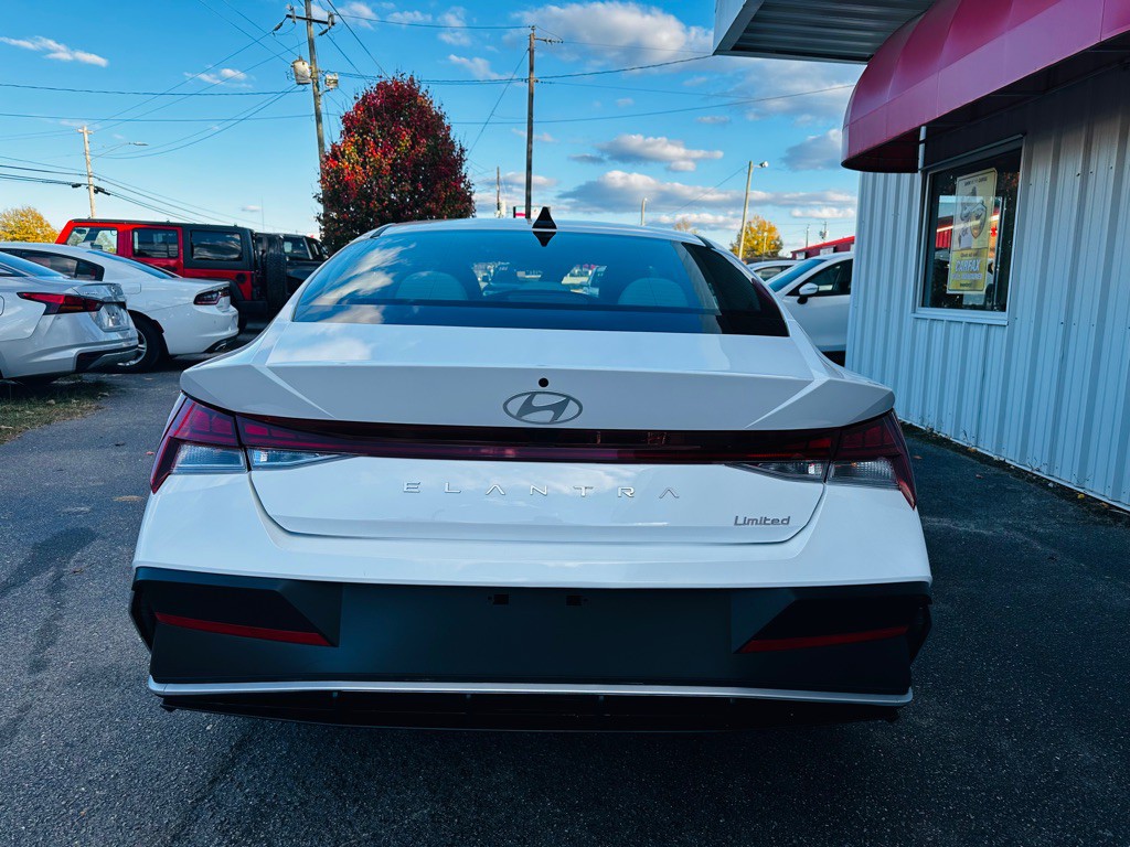 2025 Hyundai Elantra Image 5